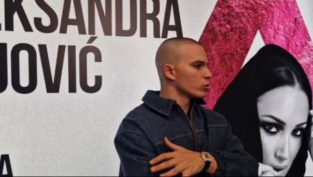 Naime, pevač pokušava sebe da predstavi kao "mladića iz naroda", a jednom prilikom je za Hajp istakao kako ne želi da troši novac na skupocene automobile, te da zbog toga vozi auto marke "Reno Megan"