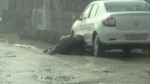 ukrajinski agent postavlja bombu pod auto