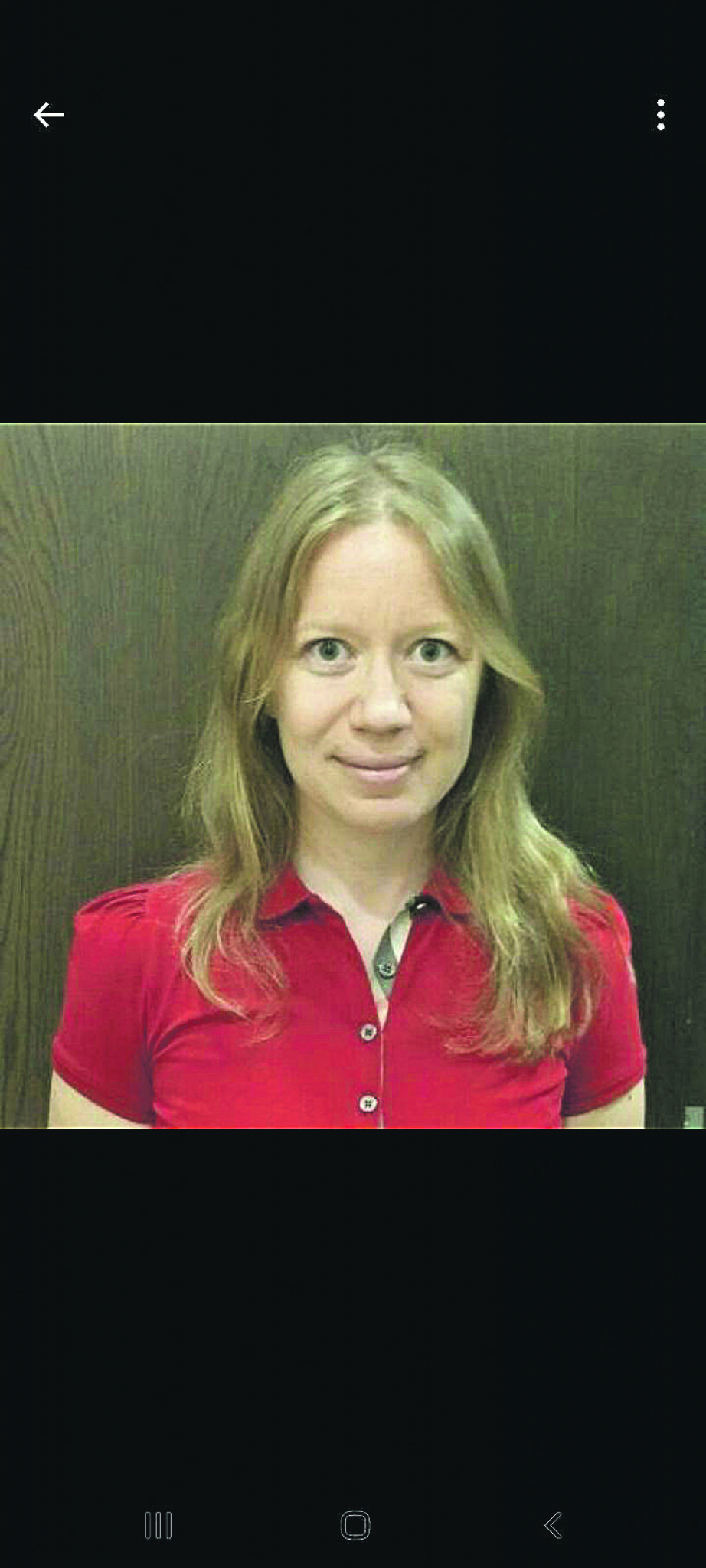 Devojka prevodi jelovnike na španski