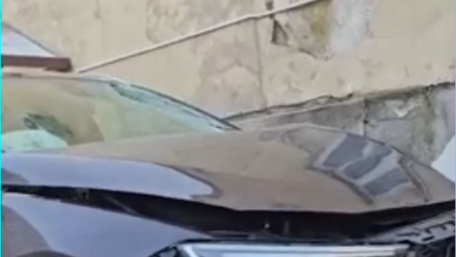 Smrskani automobil Đorđa Davida 