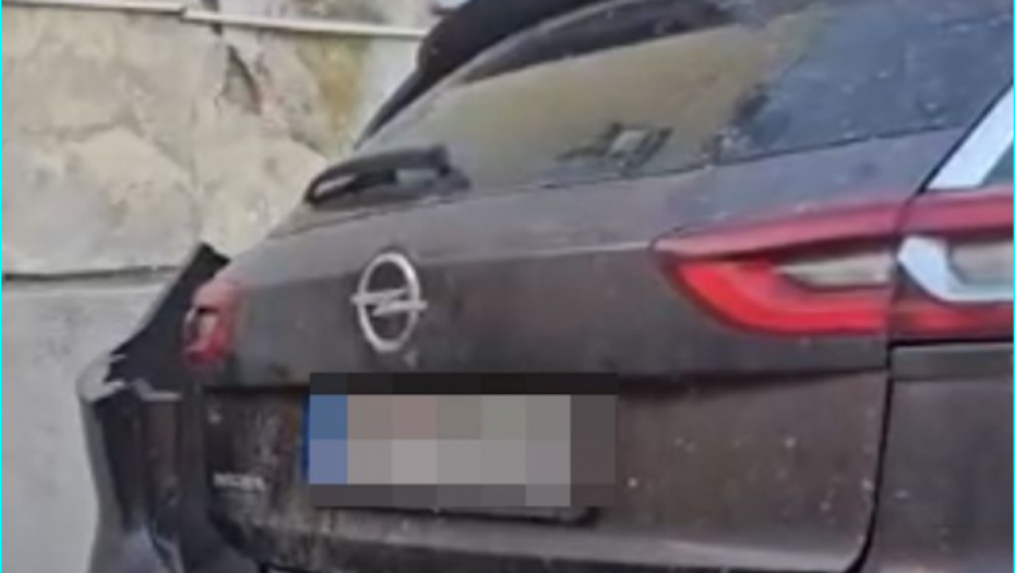 Smrskani automobil Đorđa Davida 