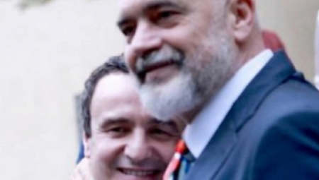 Nemački poslanik Aleksander Sel šokirao Evropski parlament tvrdnjama da je Albanija „evropska Kolumbija“. Optužio Edija Ramu za diktaturu, trgovinu drogom i uništavanje demokratije.