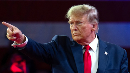 Američki predsednik Donald Tramp tvrdi da će njegove carine uskoro pokazati puni efekat, nakon što se potroše zalihe koje su kompanije gomilale uoči stupanja nove carinske politike na snagu. U objavi na svojoj društvenoj mreži Trut Sošal, Tramp navodi da značajan deo prihoda od carina tek treba da bude pridodat „stotinama milijardi dolara“ koje su već prikupljene.