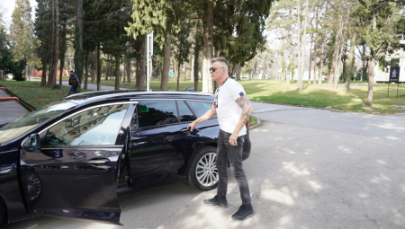 Torbu ne ispušta iz ruku