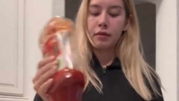 devojka sipa kečap