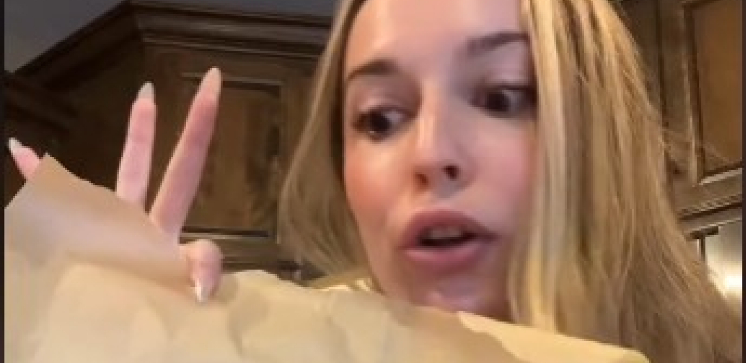 devojka stavlja papir za pečenje