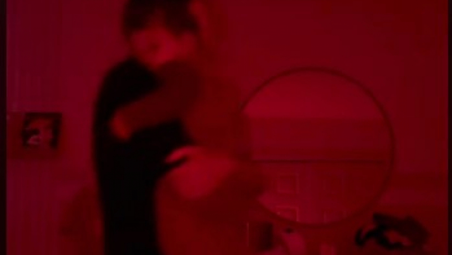 mama uspavljuje bebu