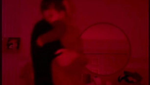 mama uspavljuje bebu