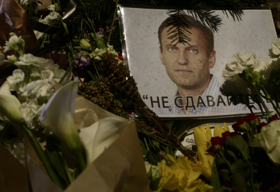 Majka Navaljnog na njegovom grobu