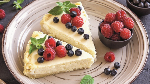 mileram torta sa šumskim voćem