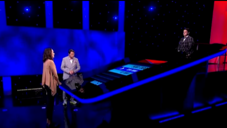 Prvi put u ulozi Tragača nastupa Dušan Macura