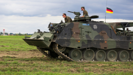 Načelnik Generalštaba nemačke vojske, general Karsten Brojer, izdao je naredbu kojom se predviđa da Bundesver bude u potpunosti snabdeven oružjem i opremom do 2029. godine, navodi se u dokumentu pod nazivom Direktiva o prioritetima za jačanje spremnosti, u koji je imao uvid Rojters.