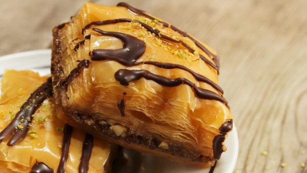 baklava sa čokoladom i mlevenim keksom