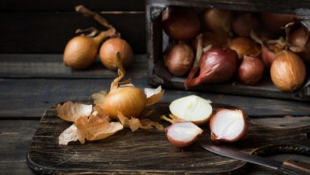 Svi dobro znamo onaj trenutak kada iseckate luk za ručak, a neprijatan miris ostane na rukama satima