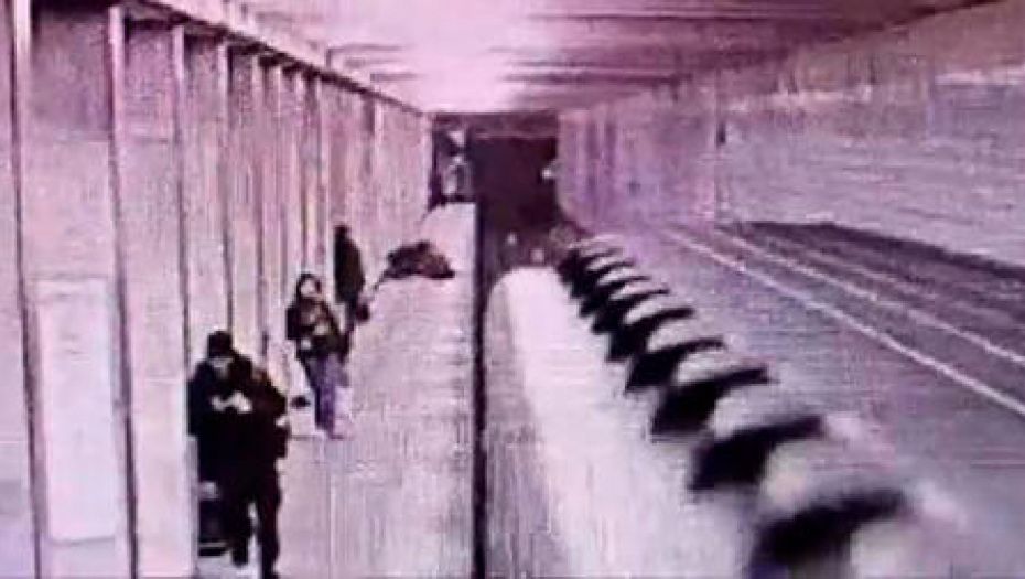 Gurnuo devojku pod voz