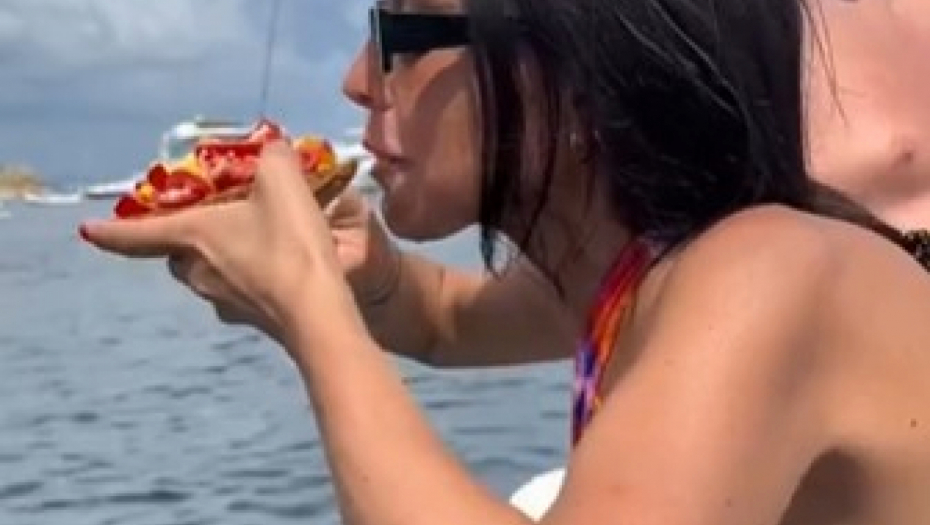 Devojka umače hranu