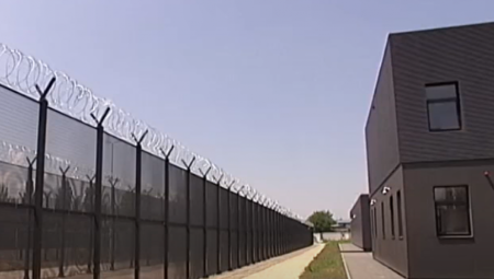 Više javno tužilaštvo u Beogradu je danas u završnim rečima tražilo maksimalne kazne kazne zatvora za trojicu optuženih da su od polovine januara do 4. februara prošle godine u KPZ "Padinska skela - stari deo" ubili oštećenog S. B.