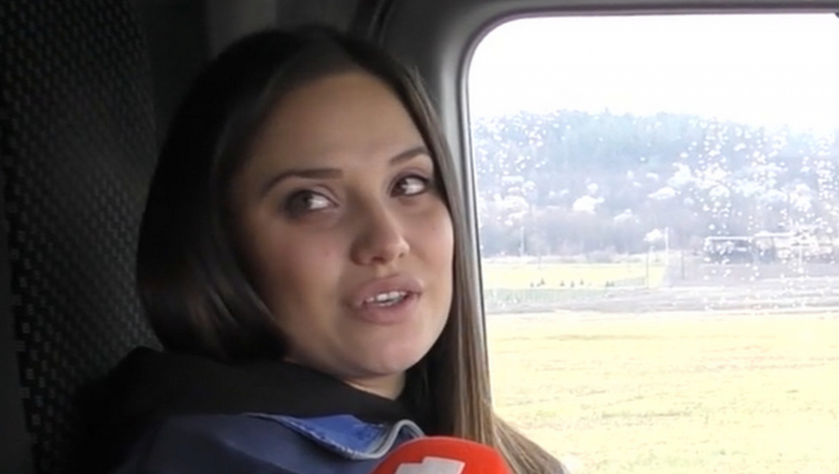 Devojka vozi kamion