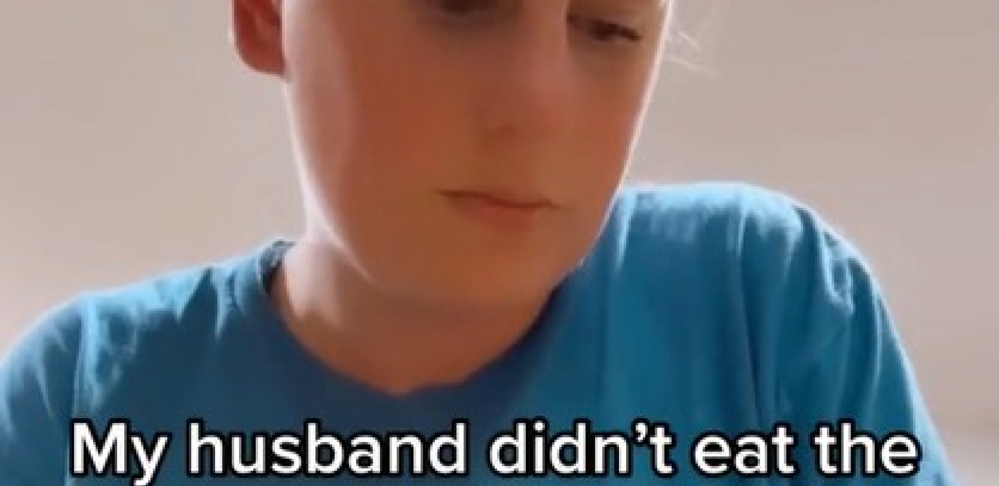 Žena sprema mužu večeru