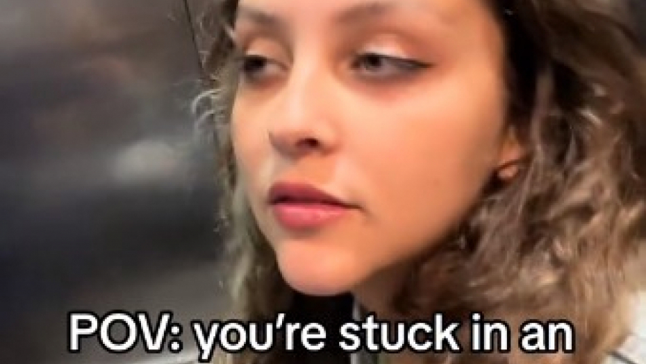devojka u liftu