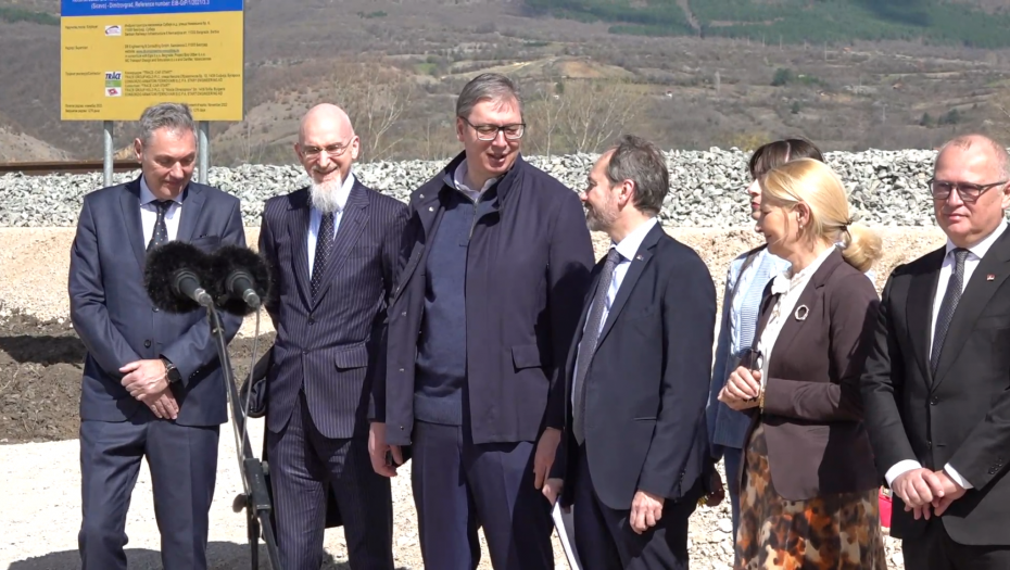 Predsednik Srbije Aleksandar Vučić obilazi radove na rekonstrukciji pruge od Niša do Dimitrovgrada