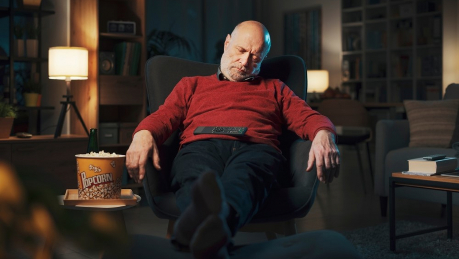 Čovek spava ispred tva