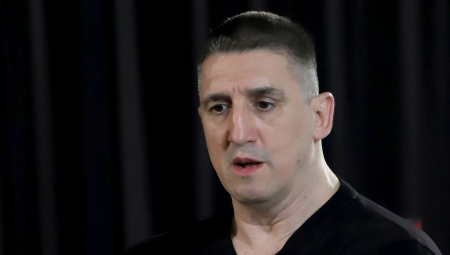 Atmosfera je napeta, čuju se dobacivanja i tenzija raste, a dvojica se i hvataju u koštac, što ostavlja utisak da će izbiti prava tuča