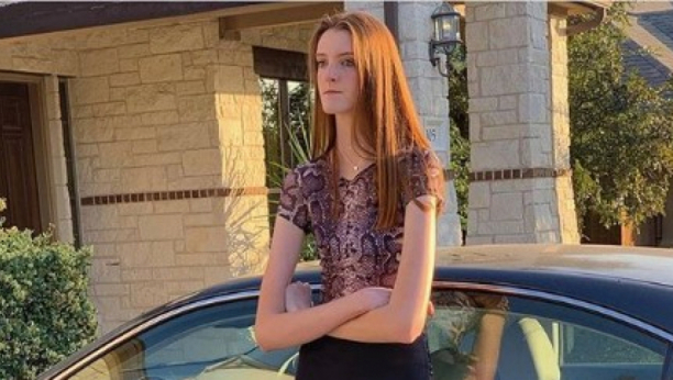 devojka sa dugim nogama