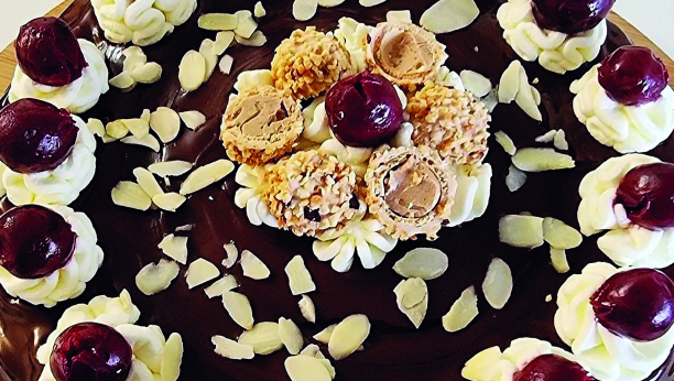 torta sa čokoladom i višnjama