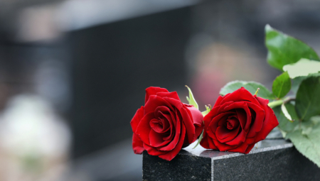 Majka koja je ponela makaze da ureže cveće na grob svog preminulog sina brutalno je ubijena nakon što je njen bivši suprug iskoristio upravo te makaze da je usmrti, saopštio je sud.