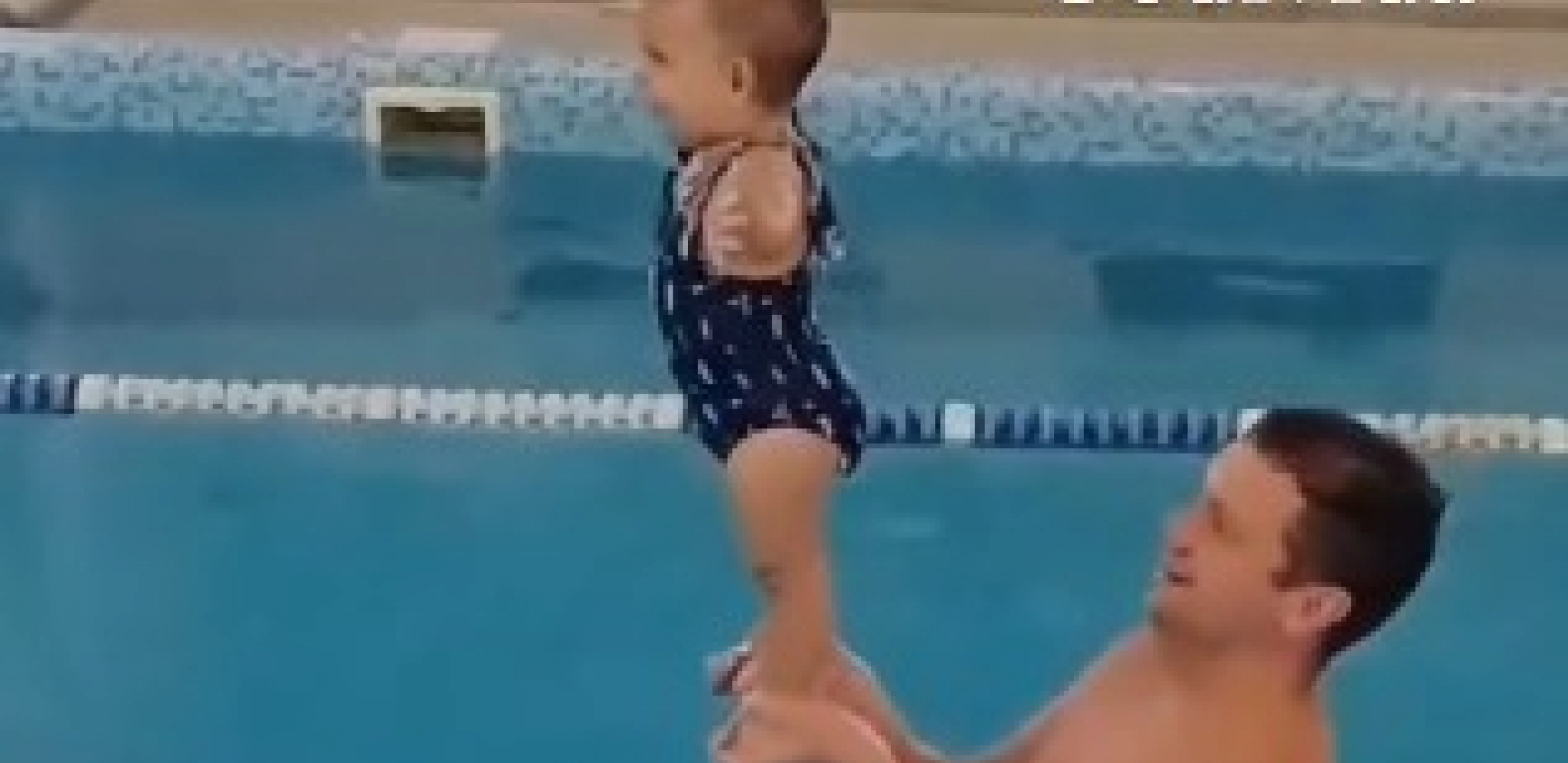 beba skače u bazen