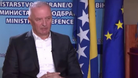 Ministar obrane BiH Zukan Helez optužio je, bez dokaza, predsednika Srbije Aleksandra Vučića da je ubica!