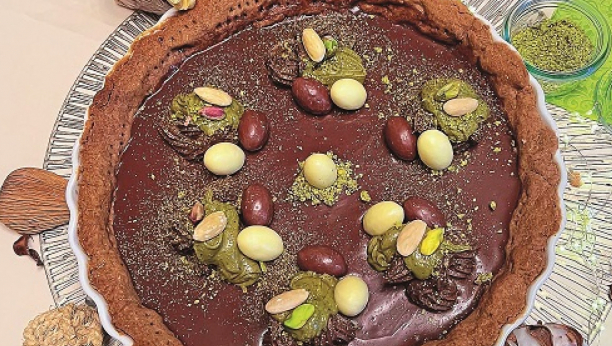tart sa čokoladom i pistaćima