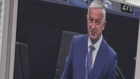 Poslanik Partije demokratskog progresa (PDP) u Predstavničkom domu Parlamenta BiH Branislav Borenović prijavio je večeras da su ga napala dva maskirana lica u Banjaluci, potvrđeno je za RTRS iz PU Banjaluka