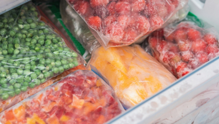 Držanje zamrzivača punim može učiniti njegov rad efikasnijim i smanjiti račune pa je neophodno da ljudi napune svoj zamrzivač, a za to nije potrebna hrana