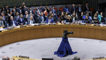 Vršilac dužnosti ambasadora Sjedinjenih Američkih Država u Ujedinjenim nacijama Doroti Ši optužila je danas Kinu na sednici Saveta bezbednosti UN da podstiče rusku agresiju u Ukrajini, dok je zamenik kineskog ambasadora u UN Geng Šuang optužio Vašington da pokušava da prebaci krivicu i izazove konfrontaciju.