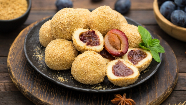 knedle sa šljivama i braon šećerom