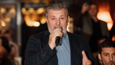 Šerif je pevao svoj veliki hit, a na binu se popeo muškarac iz publike kako bi mu dao bakšiš