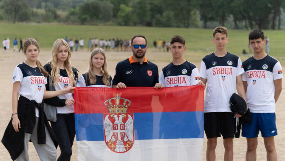 Srpski školarci ispratili olimpijski plamen u Grčkoj