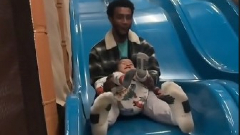 tata i sin na toboganu