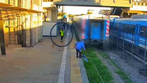 devojka pada na šine