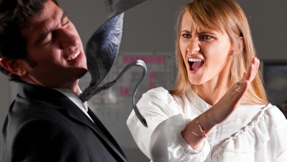 žena tuče muškarca