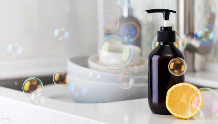 Fotografije objavljene nakon incidenta prikazuju Lucine crvene, otečene oči prekrivene bolnim plikovima i ranama