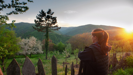Život nije bio lak. Skromno, u nemaštini, zajedno su gradili svoj dom. Ipak, sudbina je imala drugačiji plan – kada je ostala bez supruga Vukadina