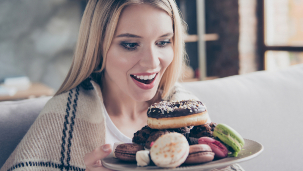 Žena jede slatkiše