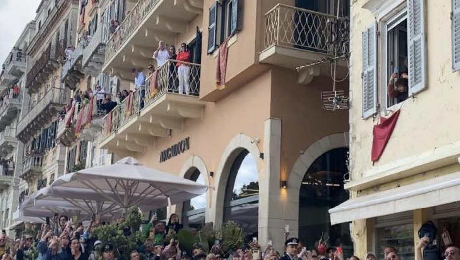 Bacanje ćupova sa balkona 