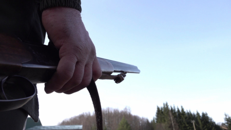 Lovac na zapadu Češke usmrtio je drugog učesnika lova, a kriminalistička policija pokrenula je istragu zbog sumnje na ubistvo iz nehata, dok očevici navode da je metak pogodio žrvu direktno u glavu