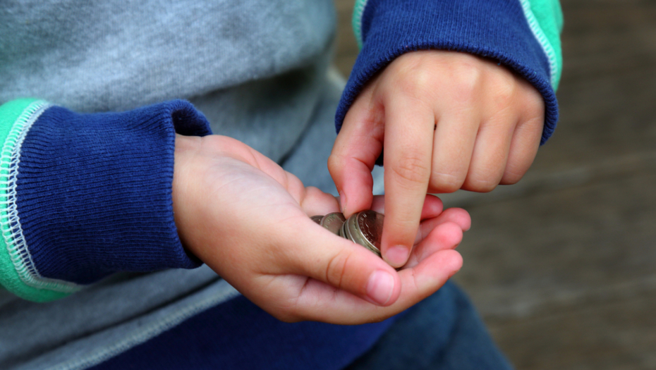 dečak s novcem