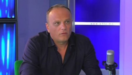 Nebojša Šofranac nije obična ličnost sa javne scene, već osebujna figura čije se navike, rituali i reakcije često nalaze izvan granica uobičajene percepcije stvarnosti. Slaviša Čurović, koji ga poznaje bolje nego većina, kroz dugogodišnje druženje, rad i zajedničke anegdote, otvara potpuno drugačiji pogled na čoveka čije reči i postupke danas mnogi pogrešno tumače. Umesto ljutnje, kaže Čurović, potrebno je razumeti: Šofro živi u svom svetu - a taj svet funkcioniše po pravilima koja poznaje samo on.