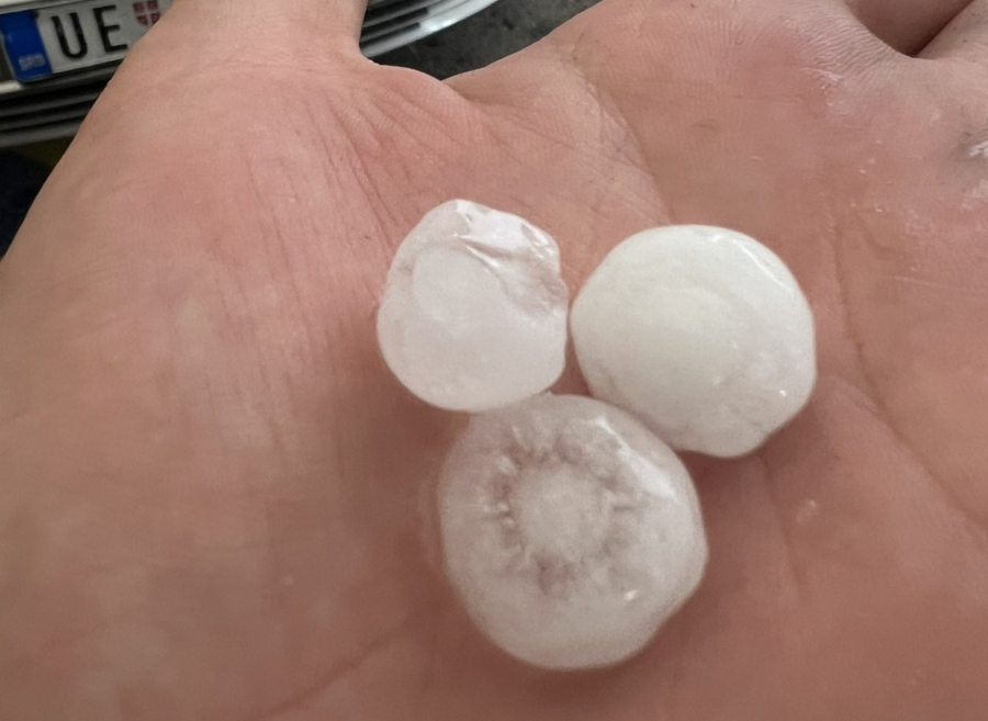 u Užicu pao grad veličine oraha